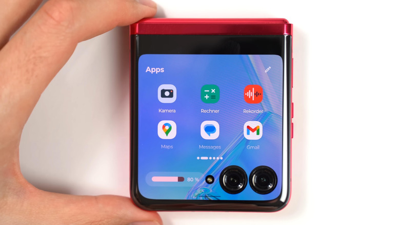 На крышке смартфона Motorola Razr 40 Ultra показаны приложения
