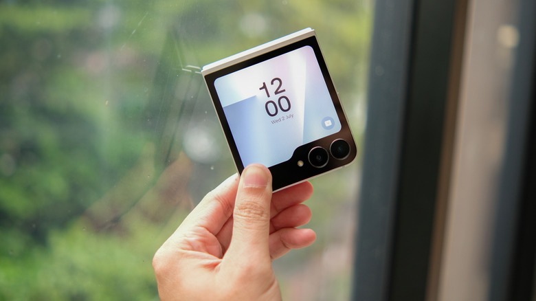 Человек с Samsung Galaxy Z Flip6