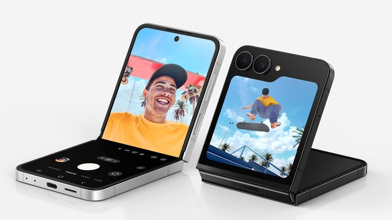 Смартфон Samsung Galaxy Z Flip7 FE делает селфи