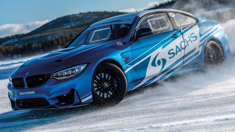 Синий BMW в ливрее Sachs плывет по снегу