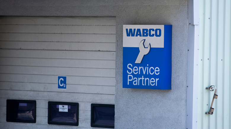 Вывеска Wabco в сервисном центре