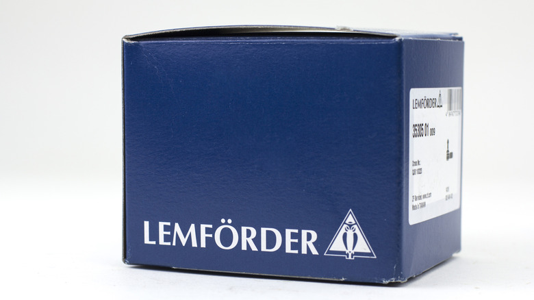Коробка Lemförder с белым фоном.
