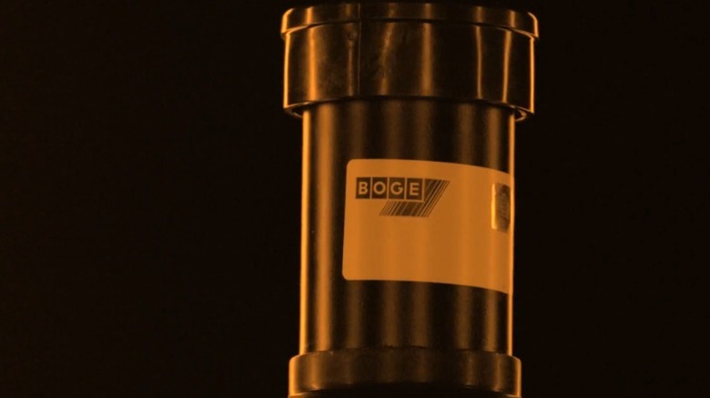 Логотип Boge на амортизаторе с оранжевой подсветкой.