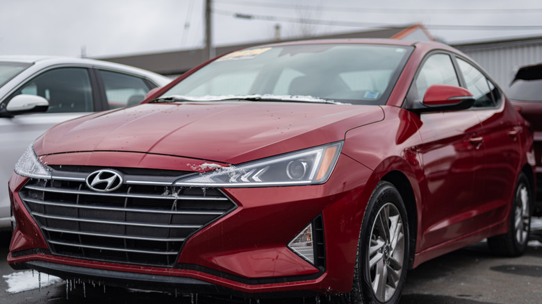Hyundai Sonata 2020 года выпуска в автосалоне с небольшим количеством льда и снега