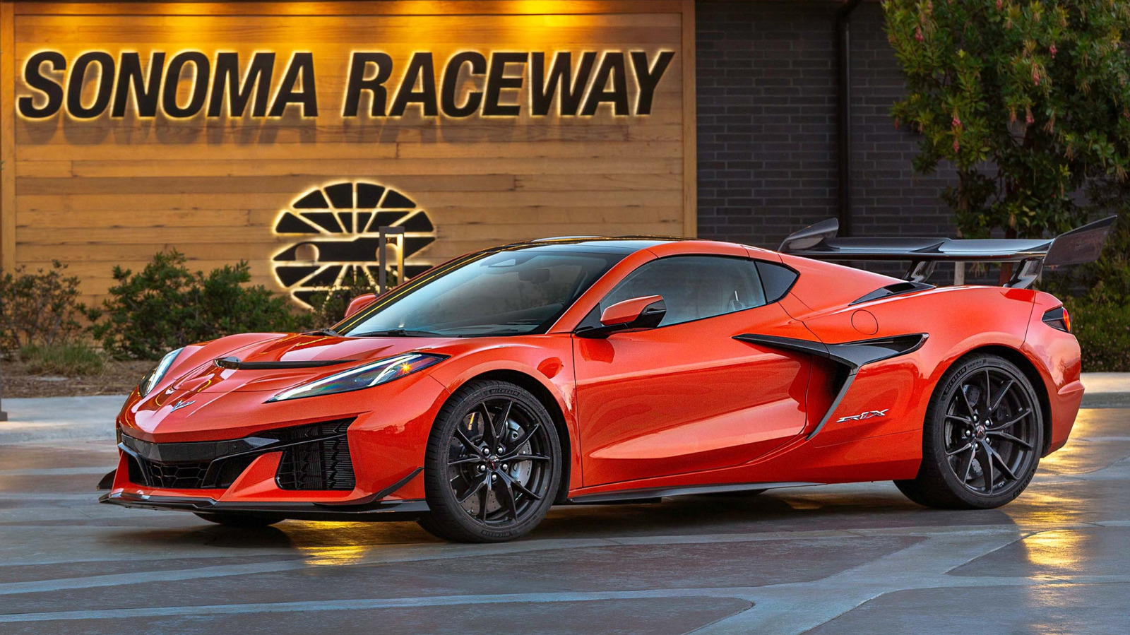 C8 Corvette ZR1X быстрее Hellcat? Вот как сравниваются их HP и скорость