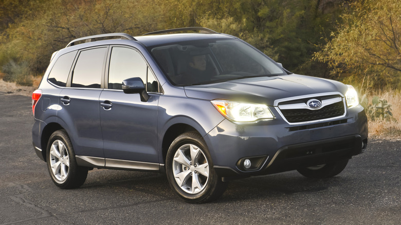 Subaru Forester 2014 базовая модель 2.5i, вид спереди справа в 3/4