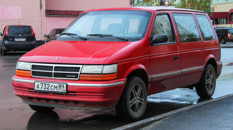 Dodge Caravan второго поколения с дисками послепродажного обслуживания, вид спереди слева в 3/4
