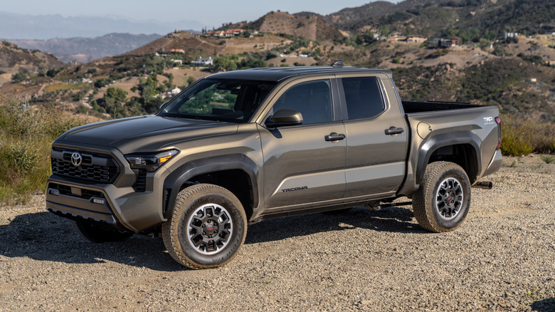 Toyota Tacoma TRD Off-Road 2026 года, припаркованная в пустынной местности, вид спереди слева в 3/4