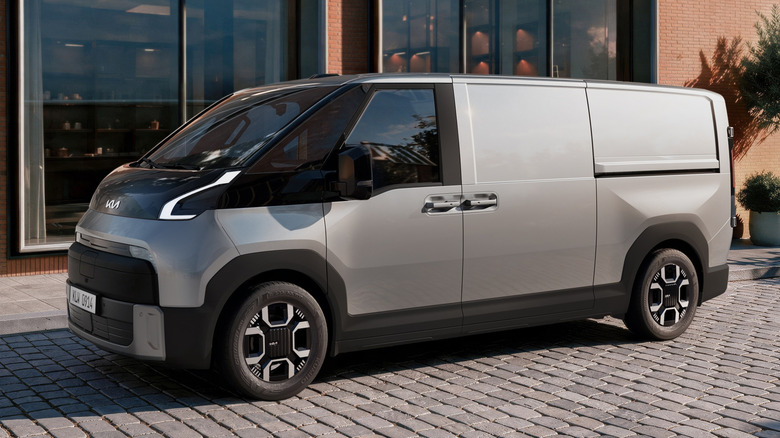 Грузовой фургон Kia PV7 стоит на кирпичной дороге