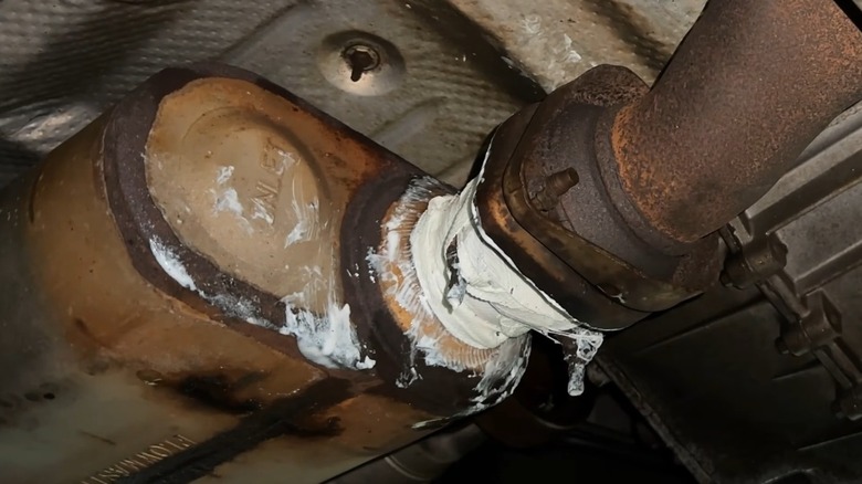 Выхлопная система обернута пленкой JB Weld.