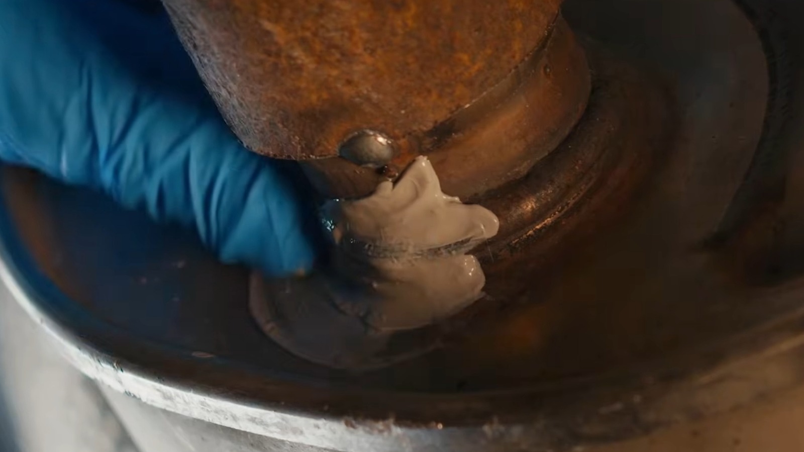 Можете ли вы использовать JB Weld для ремонта выхлопной системы?