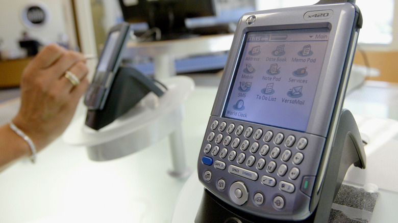 Телефон Palm Pilot на столе
