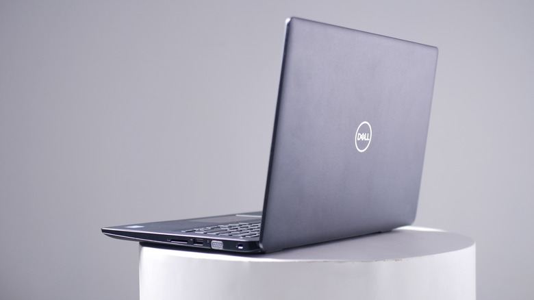 Ноутбук Dell на белой подставке на белом фоне
