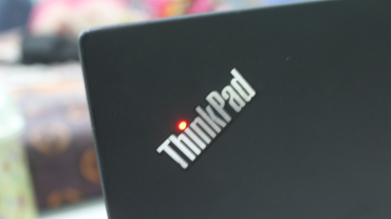 Передняя панель ноутбука Lenovo ThinkPad с мигающим красным индикатором