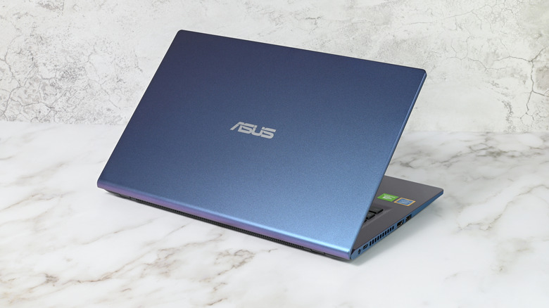 Ноутбук ASUS на белесом фоне