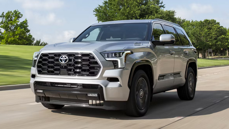Toyota Sequoia Platinum 2026 в цвете Celestial Silver Metallic