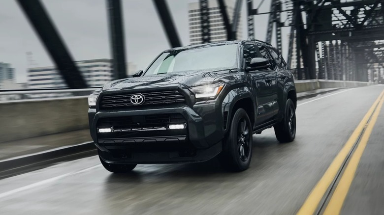 Toyota 4Runner 2026 года выпуска в черном цвете