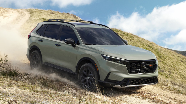 Honda CR-V 2026 года на сельской дороге