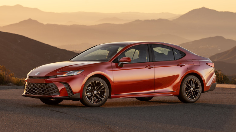 Модель Toyota Camry SE AWD 2026 года в цвете Supersonic Red