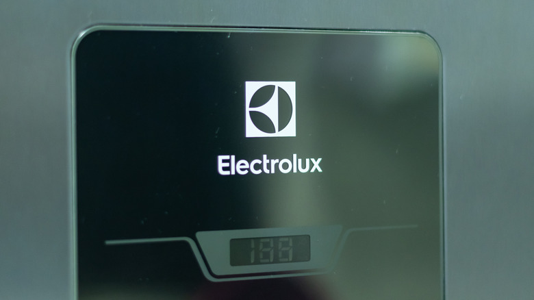 Логотип Electrolux на передней дверце холодильника.