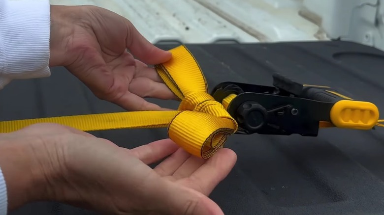 Завязан ремень с храповым механизмом DeWalt.