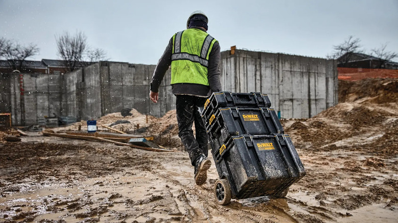Мобильный ящик для инструментов DeWalt Tough System 2.0 DS450, который можно носить с собой на рабочем месте.