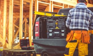 4 инструмента DeWalt, которые могут пригодиться водителям грузовиков