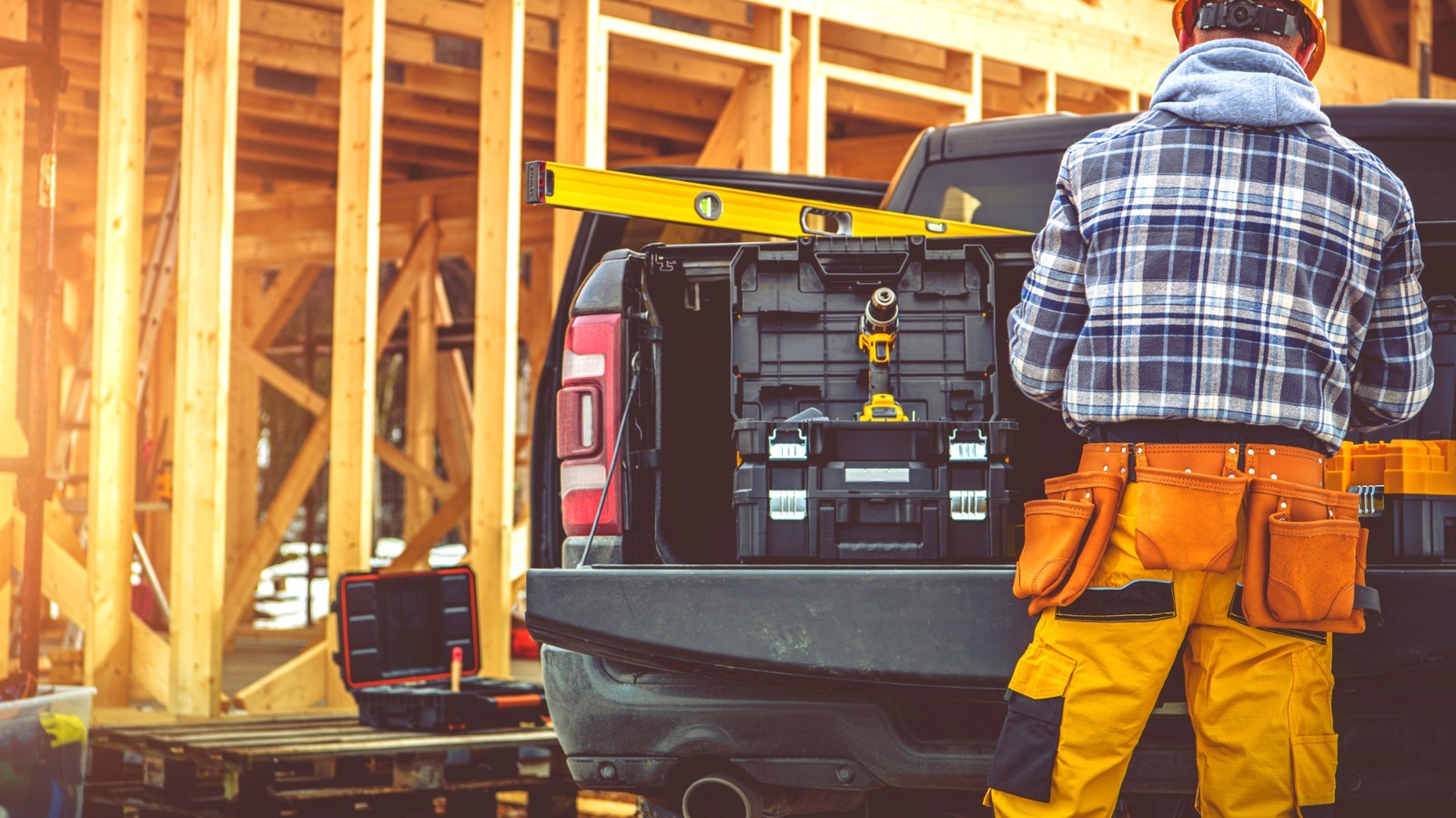 4 инструмента DeWalt, которые могут пригодиться водителям грузовиков