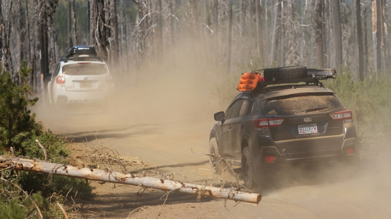 Вид сзади на Subaru Crosstreks на бездорожье.