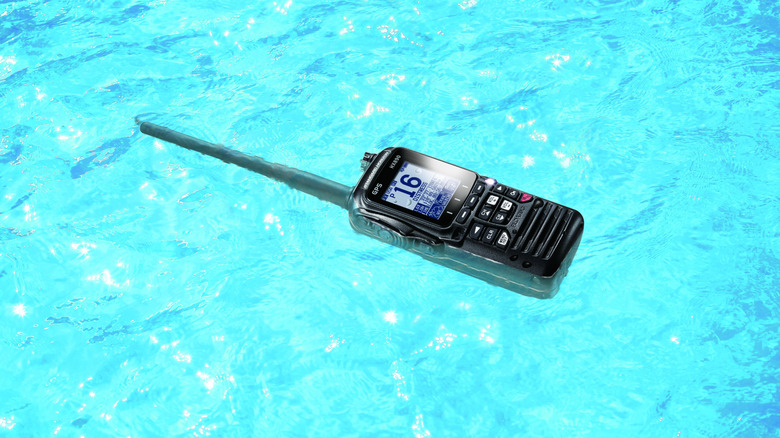 Портативная УКВ-радиостанция HX890, плавающая на воде