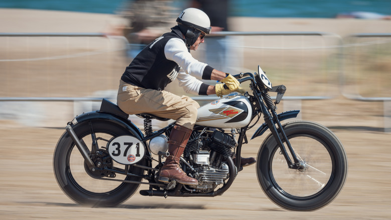 Мужчина мчится на Harley-Davidson