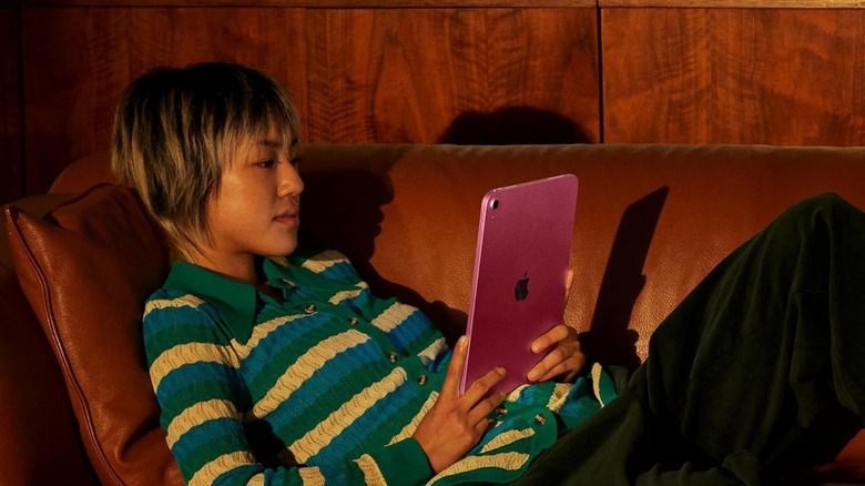 Женщина использует 11-дюймовый iPad Apple на диване