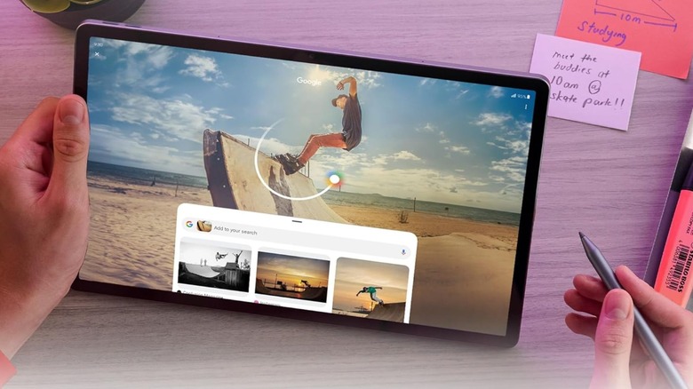Человек, использующий Circle для поиска на Lenovo Idea Tab Pro