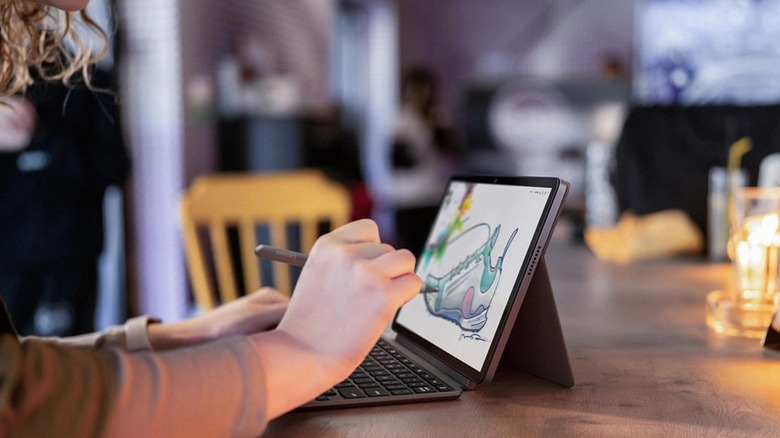 человек, использующий Lenovo Chromebook Duet за кухонным столом