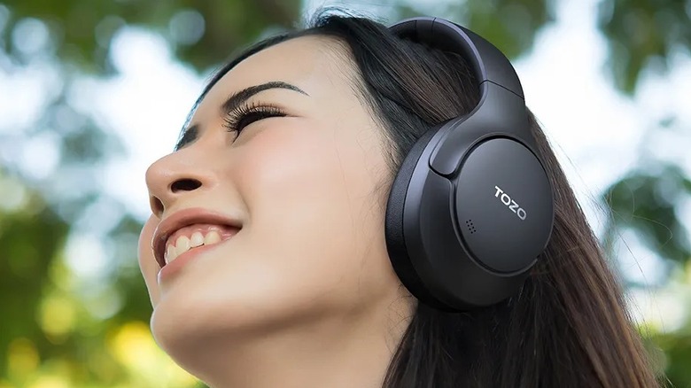 Женщина в наушниках TOZO HT3.