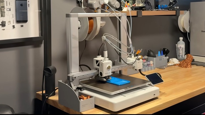 3D-принтер Bambu Lab A1 на рабочем столе.