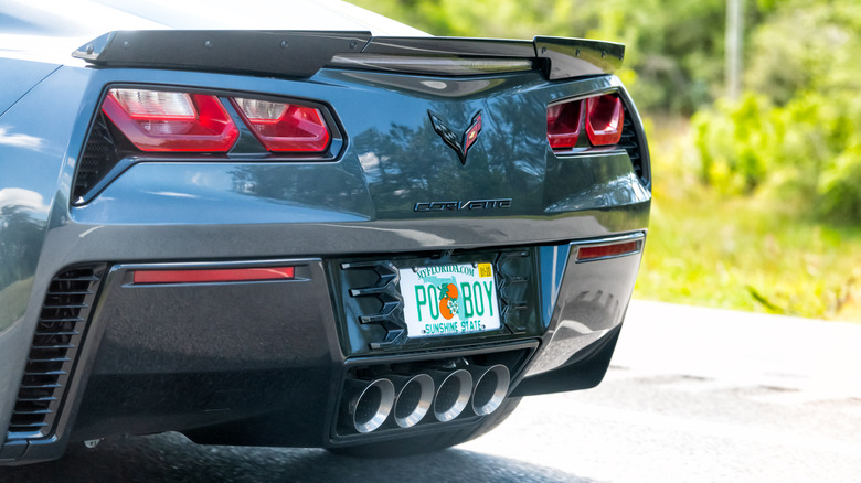 Крупный план роскошного автомобиля Corvette с номерным знаком Флориды
