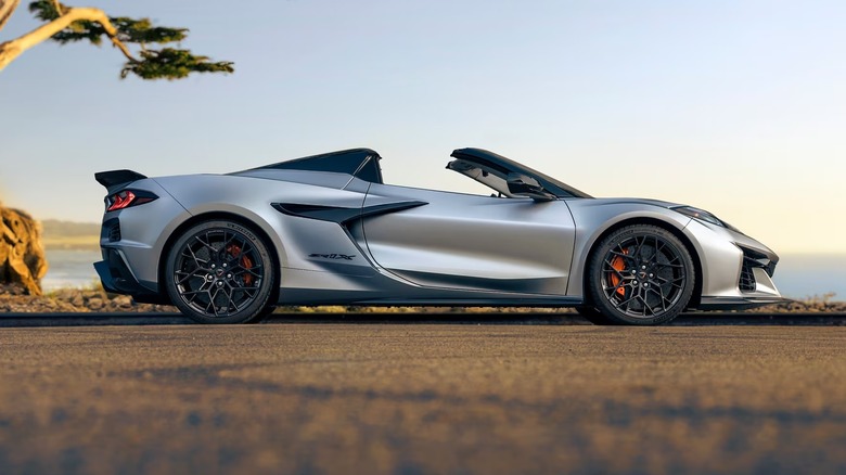 Chevrolet C8 Corvette ZR1X 2026 серого цвета припаркован на дороге