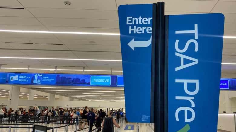 Знаки линии предварительной проверки TSA в аэропорту