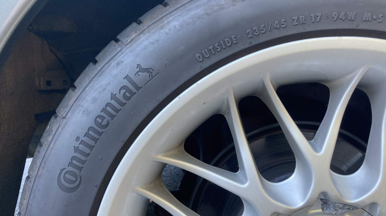 Крупный план шины Continental DWS-06 с видимым текстом и кодами шин.