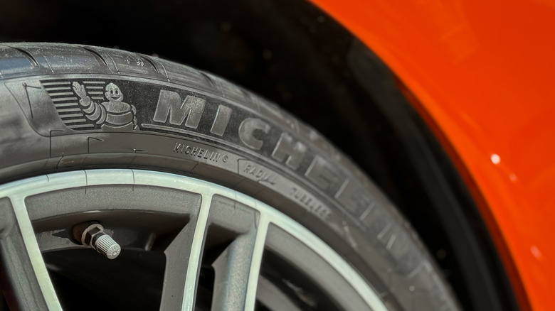 Крупный план шины Michelin на оранжевом автомобиле