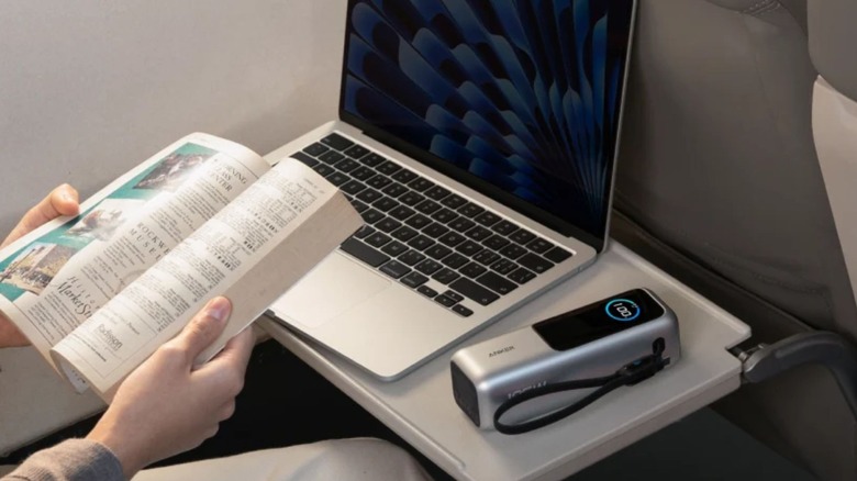 Power Bank Anker емкостью 25 000 мАч на подставке для ноутбука в полете