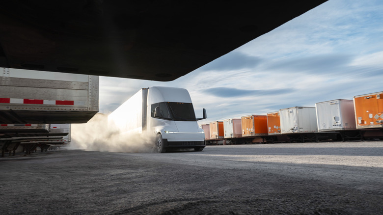 Гонки на грузовиках Tesla Semi по стоянке полуприцепов