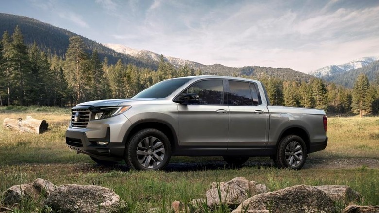 Honda Ridgeline 2022 года припаркована на горном лугу