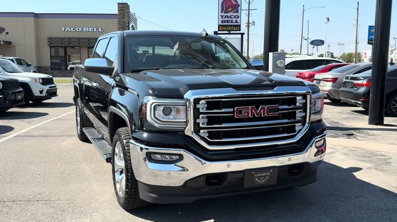 GMC Sierra 2018 года с 5,3-литровым двигателем V8, включающим AFM