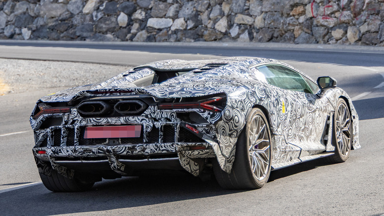 Вид сзади в 3/4 на прототип Lamborghini Revuelto.