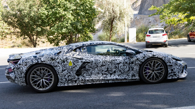 Боковой профиль прототипа Lamborghini Revuelto