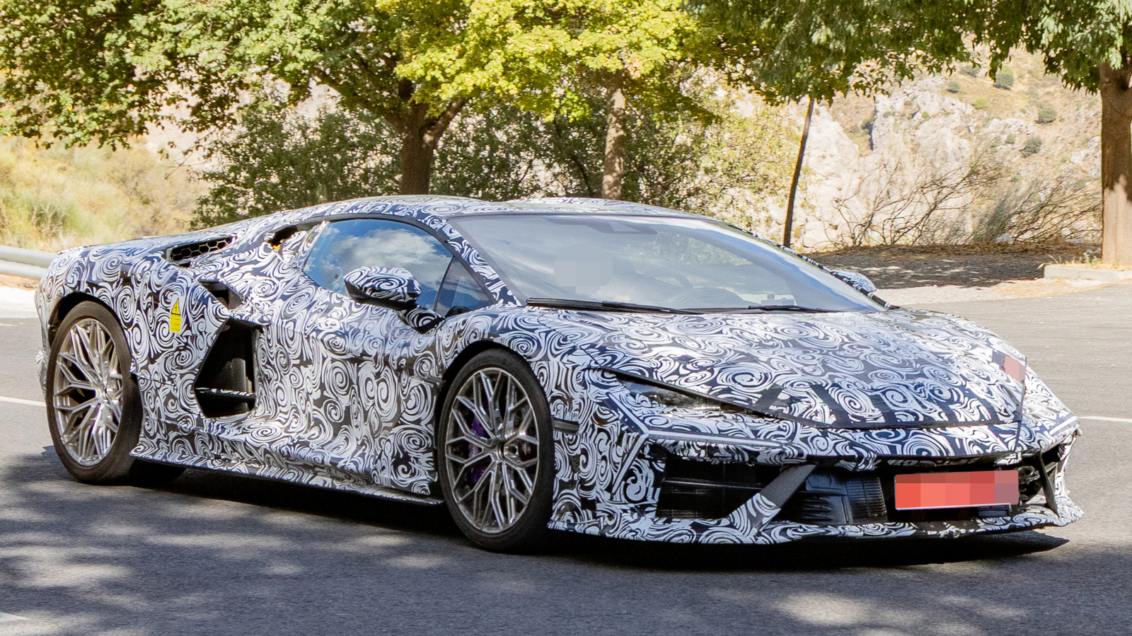 Редизайн Lamborghini Revuelto попал на тестирование, но является ли стиль только новым?