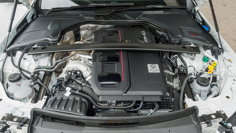 Крупный план двигателя Mercedes C63 AMG E Performance W206.