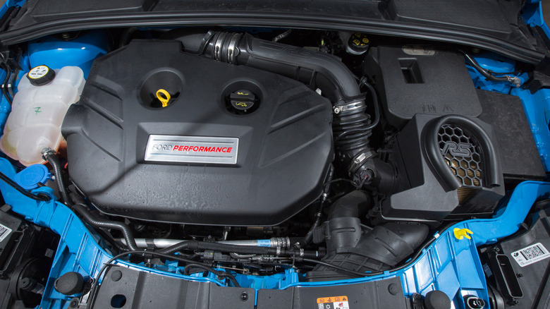 Крупный план двигателя Ford Focus RS EcoBoost объемом 2,3 литра.